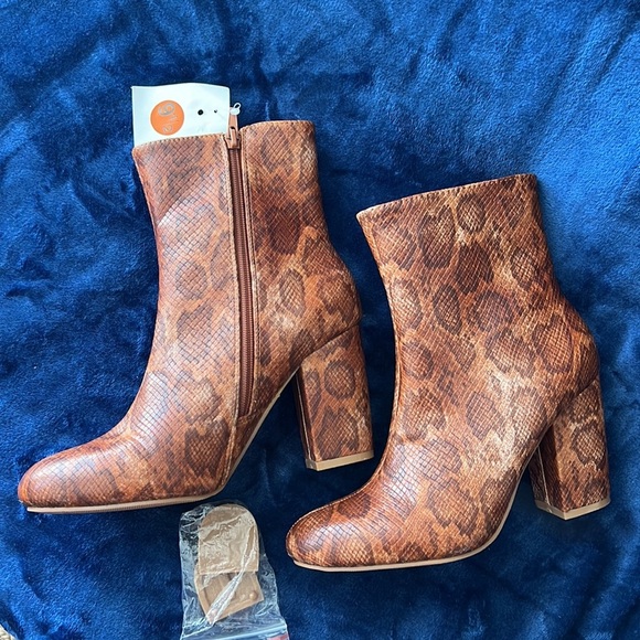 New heeled boots still with tag - Picture 4 of 4